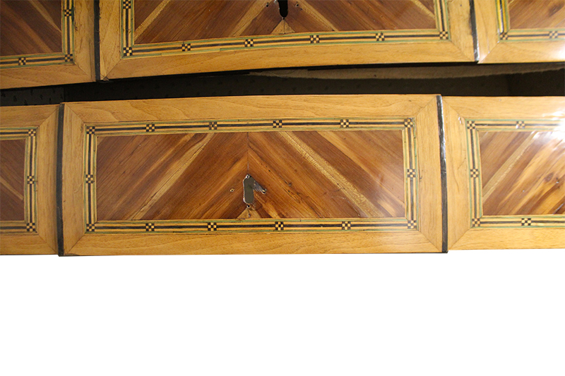 Commode Louis XVI-Finition tiroirs détail