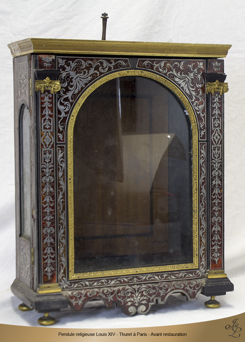 02-Pendule religieuse Louis XIV - Thuret à Paris - Vue de 3-4 - Avant restauration