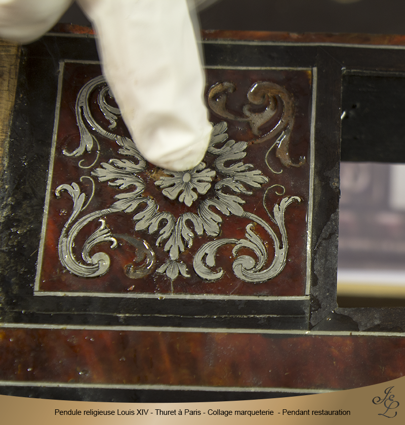 12-Pendule religieuse Louis XIV - Thuret à Paris - Collage marqueterie - Pendant restauration