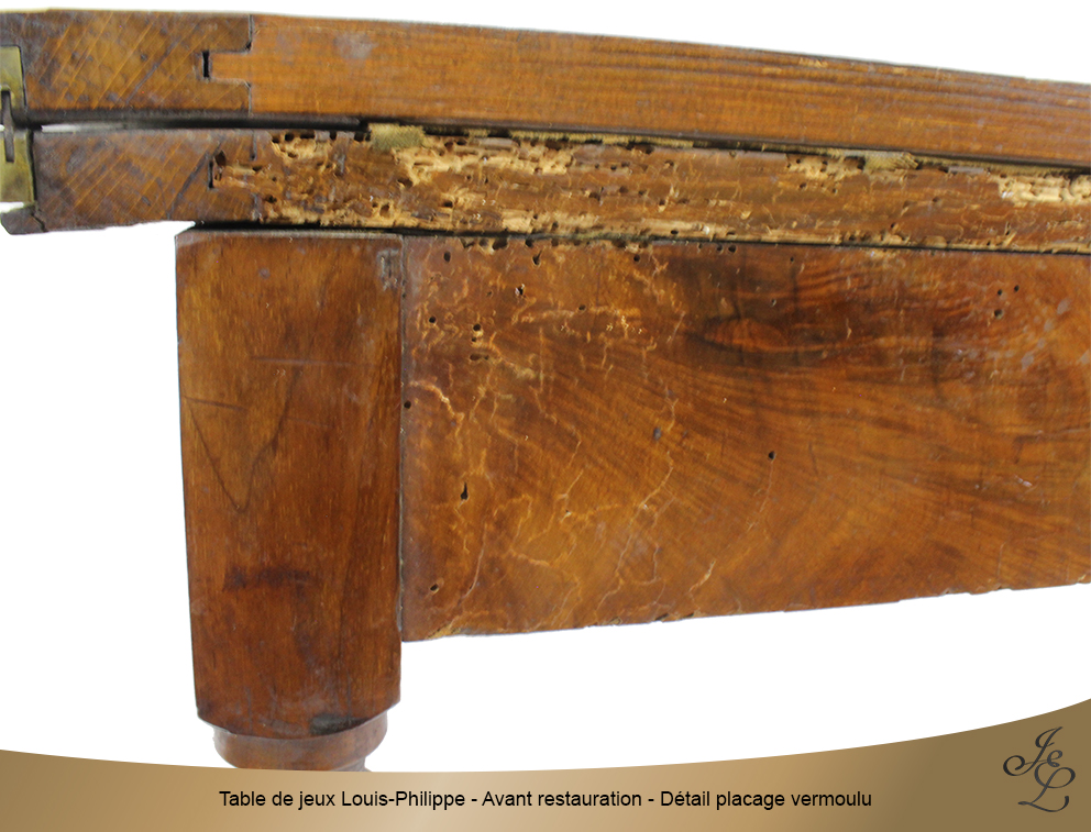 Table de jeux Louis-Philippe - Avant restauration - Détail placage vermoulu