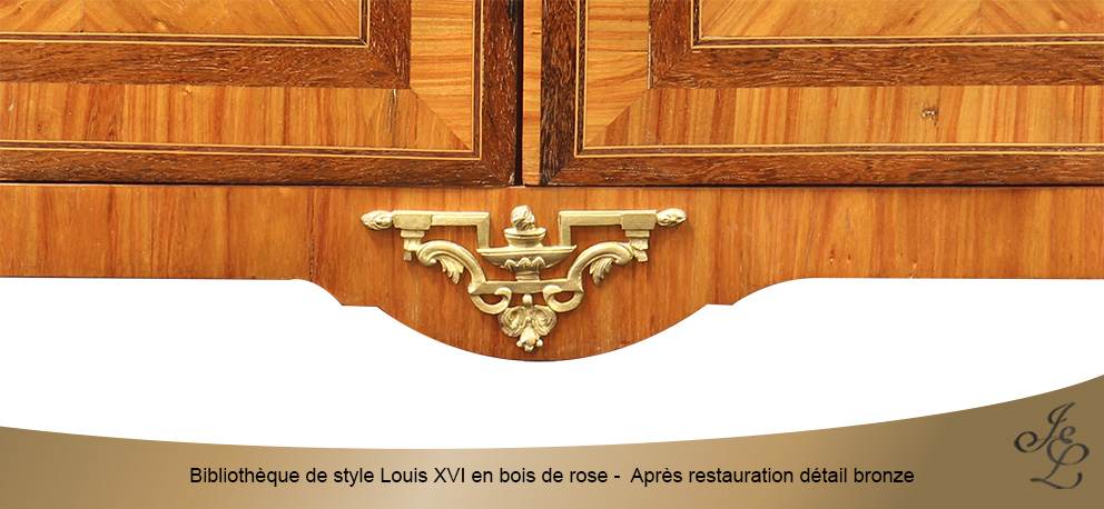 Bibliothèque de style Louis XVI en bois de rose - Après restauration détail bronze