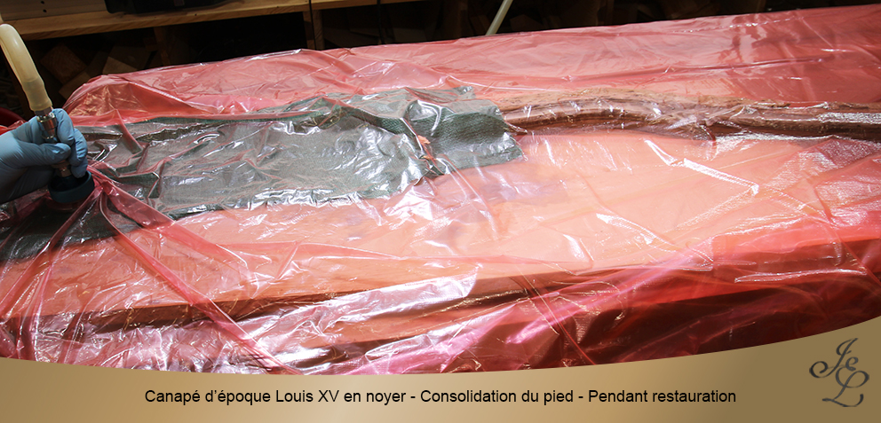 Canapé d’époque Louis XV en noyer - Consolidation du pied - Pendant restauration