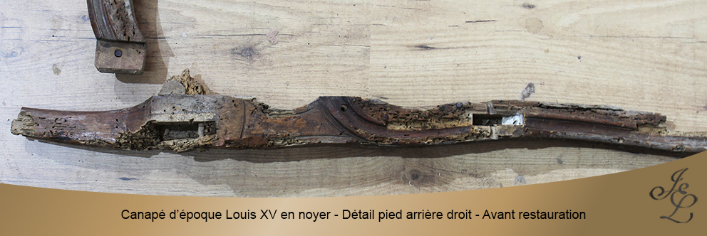 Canapé d’époque Louis XV en noyer - Détail pied arrière droit - Avant restauration