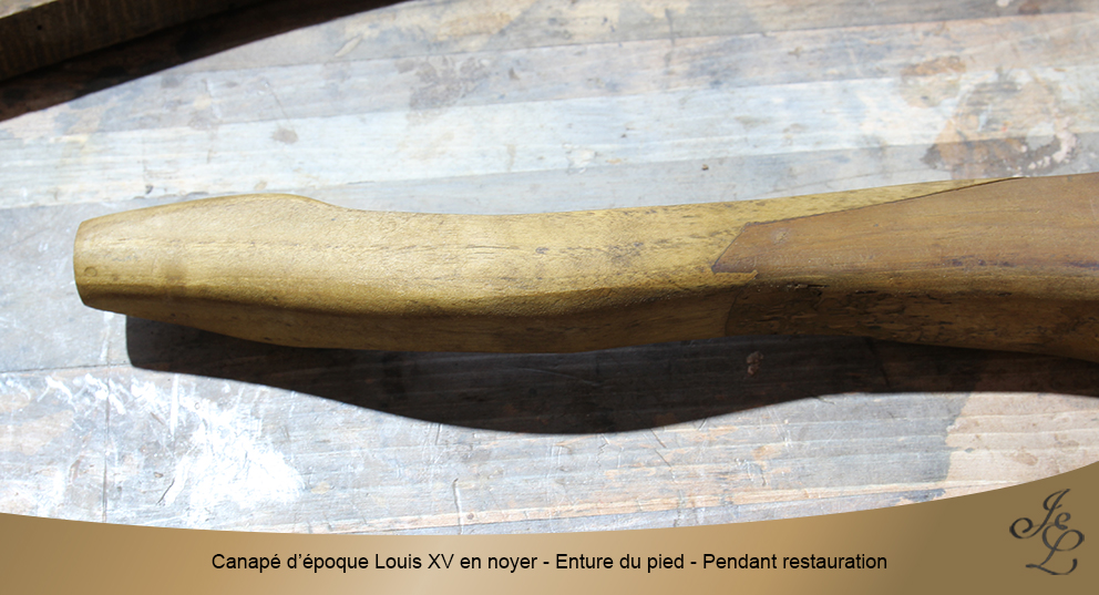 Canapé d’époque Louis XV en noyer - Enture du pied - Pendant restauration