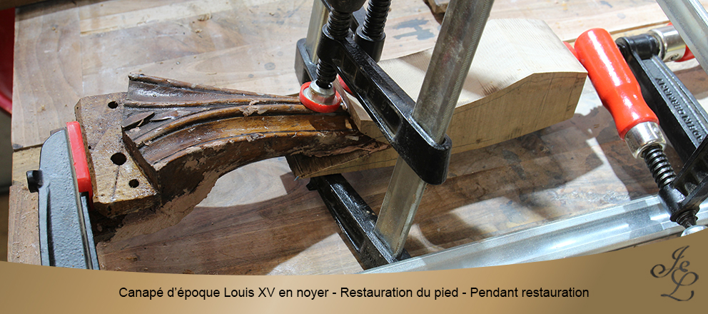 Canapé d’époque Louis XV en noyer - Restauration du pied - Pendant restauration