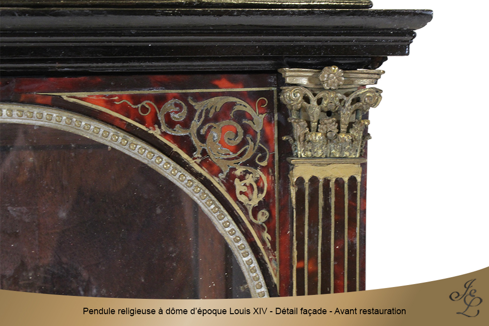 Pendule religieuse à dôme d’époque Louis XIV - Détail façade - Avant restauration