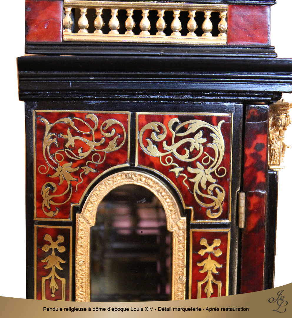 Pendule religieuse à dôme d’époque Louis XIV - Détail marqueterie - Après restauration
