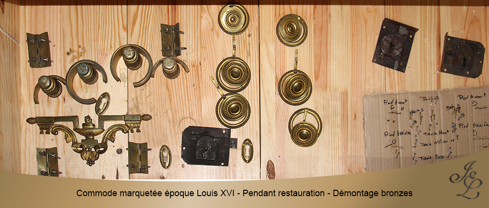Commode marquetée époque Louis XVI - Pendant restauration - Démontage bronzes